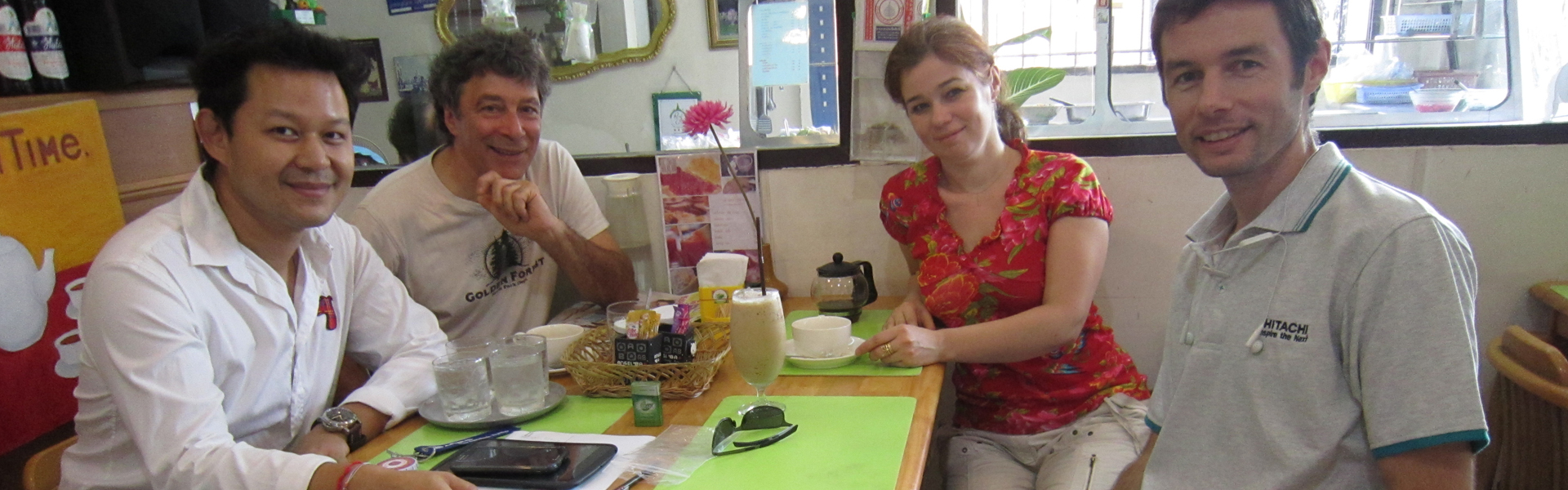 Combiner l'utile à l'agréable : Tarn nous reçoit dans son bureau à Bangkok lors d'un séjour en famille en Thaïlande avec Anne, Pierre, Junthana & Clément (clin d'œil qui remonte à 2013).