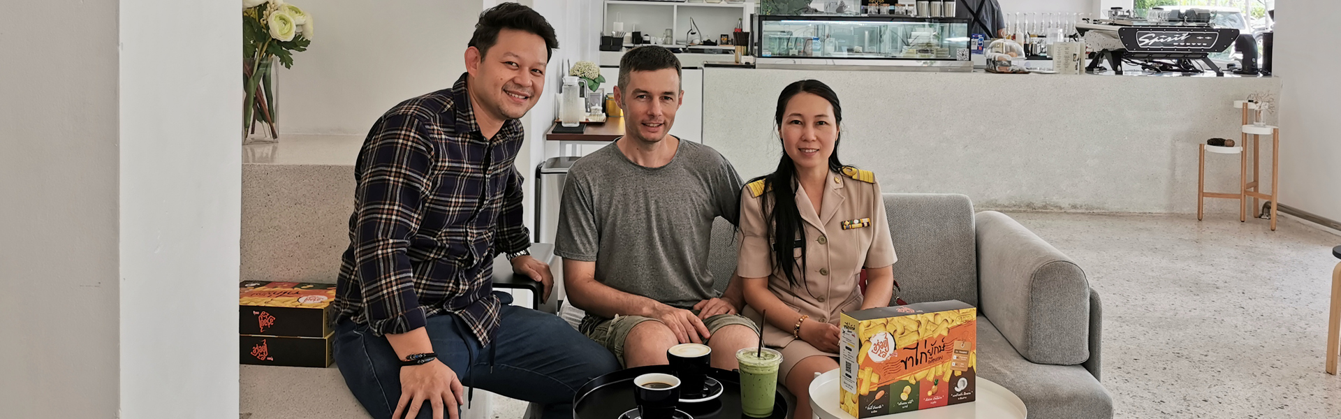 À l'occasion de l'un de ses stands à UdonThani, petit brieffing entre Tarn, Junthana & Clément.